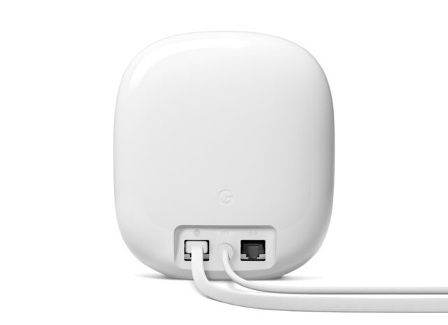 Nest Wifi Pro ユニットの背面。 以前の Nest Wifi ユニットとは異なり、すべての Nest Wifi Pro は同じデバイスで、2 つの 1 Gbps イーサネット ポートを備えています。 インターネットソースに接続するユニットはすべてルーターになります。