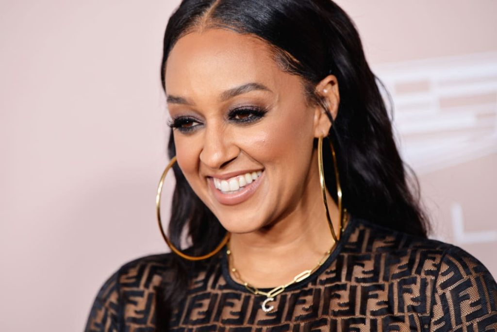 Tia Mowry は、ディズニーランドで 1 日に食べたものすべての愛らしいスナップショットを共有しています