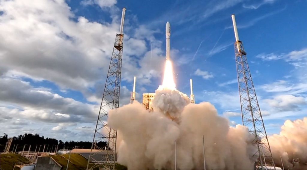 アトラス V ロケットが 2 つの通信衛星を軌道に打ち上げる
