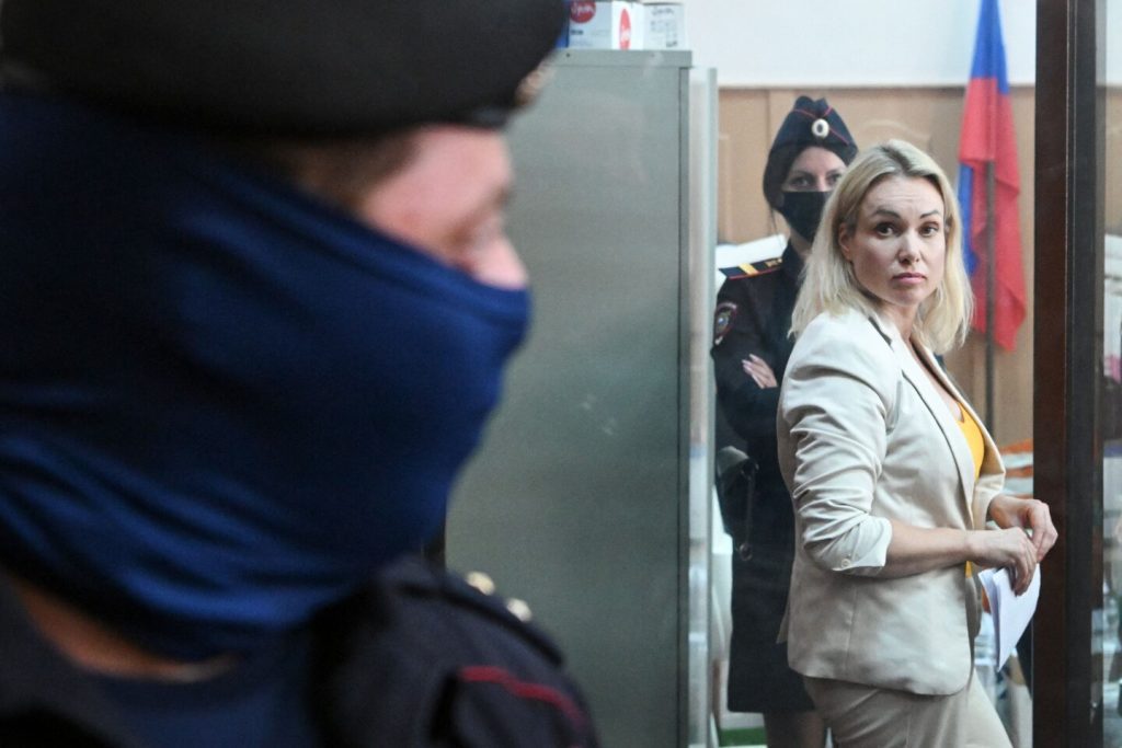 ロシアのジャーナリスト、マリナ・オヴシアニコワが自宅軟禁から逃れる