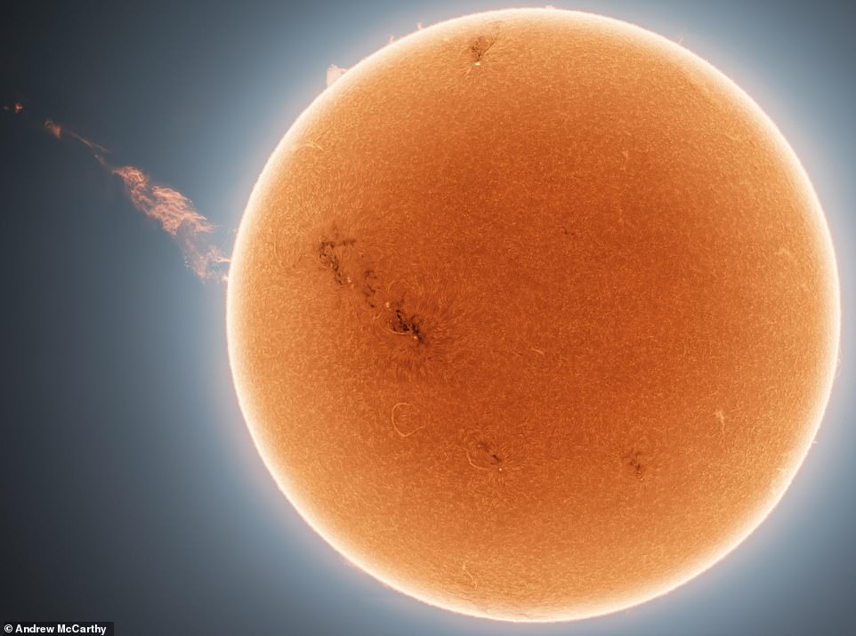 アンドリュー・マッカーシーは、太陽から昇る巨大なプルームを捉えました。 プラズマ ストリームは、約 100 万マイルにわたって伸びました。 イベントは小さな太陽嵐の間に発生しました
