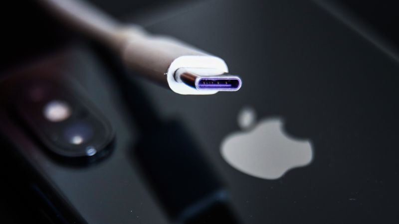 欧州連合は、Apple に USB-C 充電器のサポートを義務付ける法律を正式に採択しました