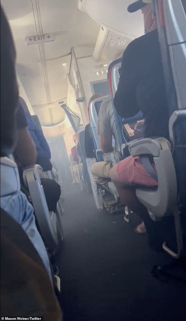 乗客のビデオは、煙が機体の後部に向かって滴り落ちる恐ろしいシーンを示しており、アラームが鳴ると前部に向かって煙が著しく重くなります.