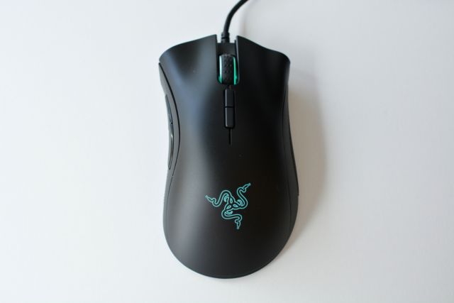 Razer Deathadder ゲーミングマウス。