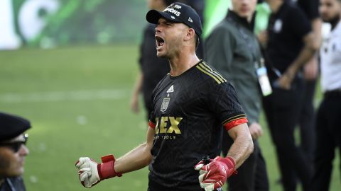 ロサンゼルスで LAFC の勝利を祝うマッカーシー。