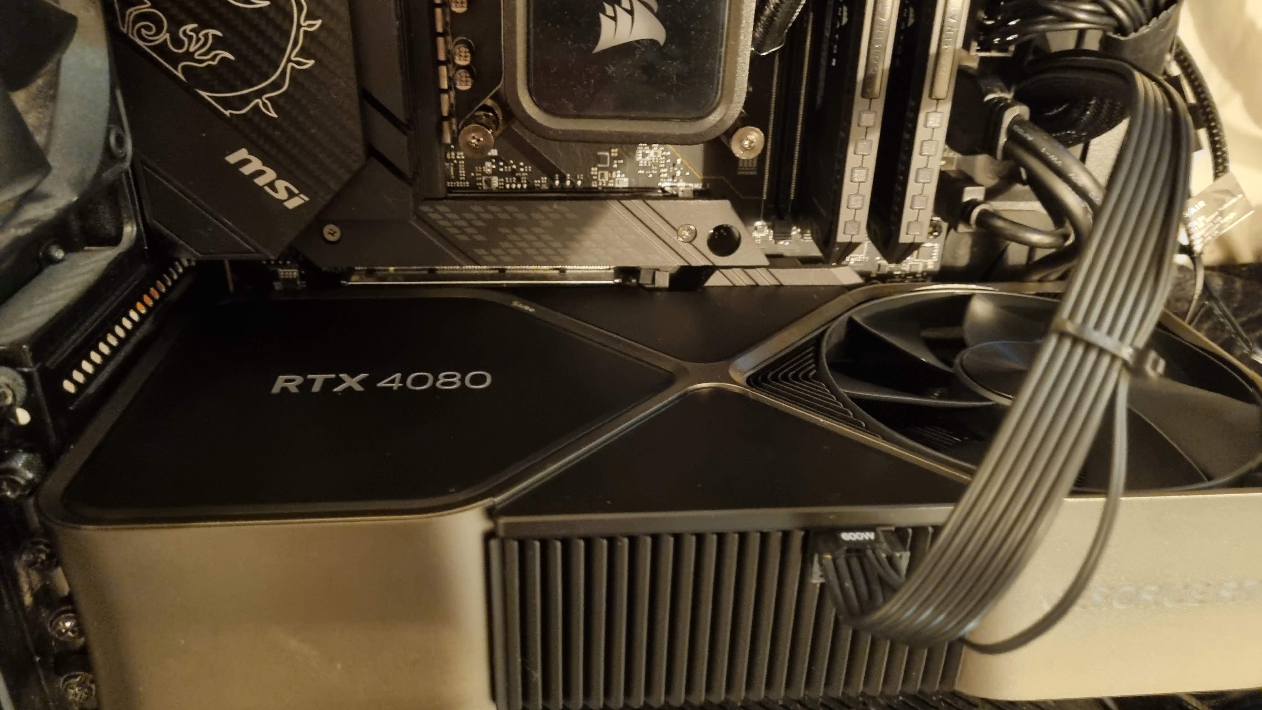 マザーボードに内蔵されたRTX 4080 GPU
