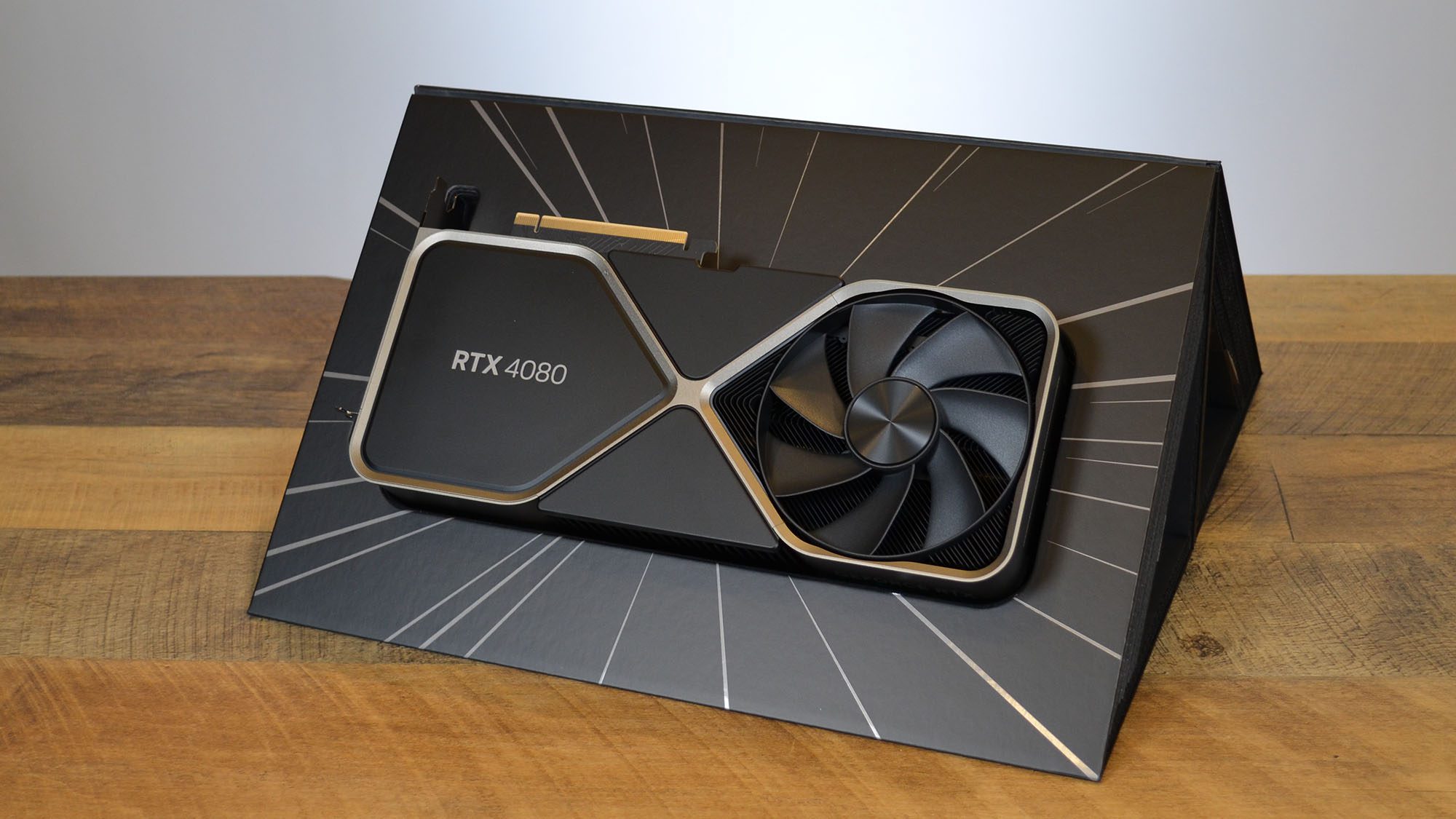 ホワイト ボードの前の木製の机の上にある Nvidia GeForce RTX 4080