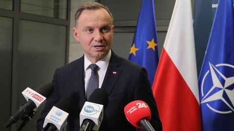 2022 年 11 月 16 日、ポーランドのワルシャワでの記者会見で話すポーランドのアンジェイ ドゥダ大統領。