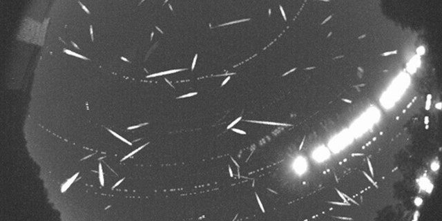 2014 年のふたご座流星群のピーク時に撮影されたこの合成画像には、100 個以上の流星が記録されています。 