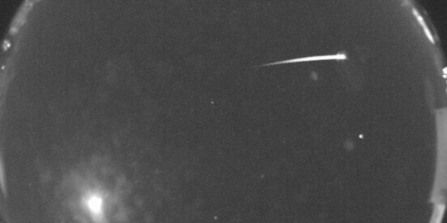 グリニッジ標準時で 11 月 17 日午前 1 時 45 分、ニュー メキシコ州立大学にある NASA の全天カメラが、空を横切るしし座流星群のこの画像を捉えました。