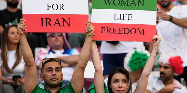 イランのサッカーファンは、次のようなバナーを掲げています。 