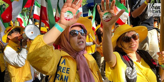 国連ビルの外にあるダグ・ハマーショルド広場で、1988 年の政治犯の虐殺に直接関与したイラン政権のエブラヒム・ライシ大統領に抗議するデモ参加者。ライシ大統領は 2022 年 9 月 21 日の国連総会で演説します。