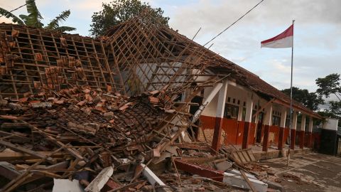 地震の余波で倒壊したチアンジュール校舎。