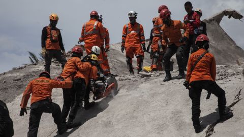 2022 年 11 月 22 日、西ジャワ州チアンジュール県の破壊された建物から遺体を避難させるインドネシアの捜索救助隊。