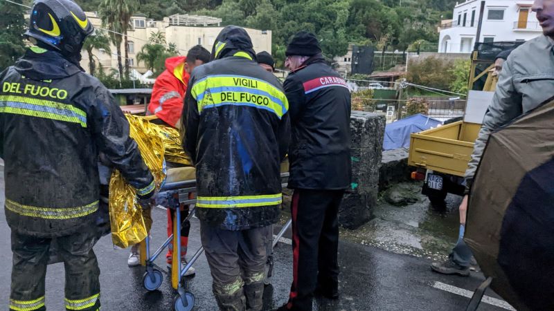 イタリアの地滑り：イスキア島で1人が死亡、10人が行方不明