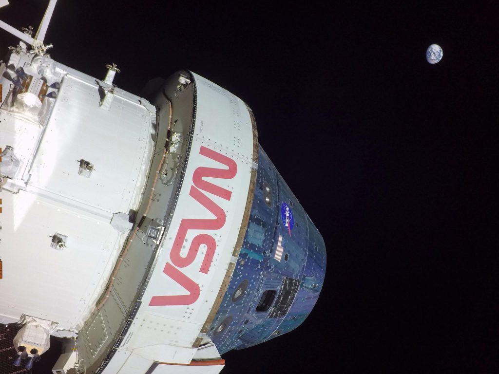 NASA のアルテミス 1 - オリオン宇宙船がアポロ 13 号の記録的な地球からの距離を超える