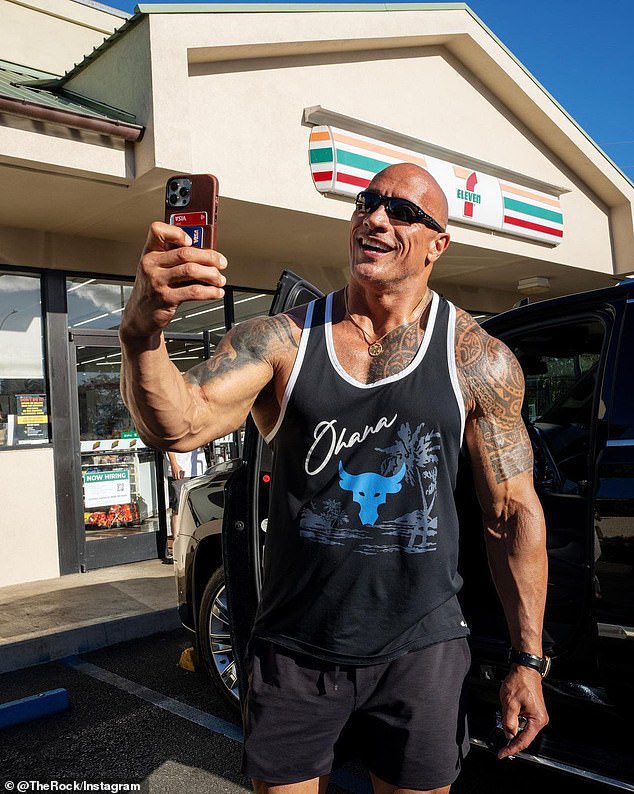 最新: 50 歳のドウェイン・ジョンソンは、月曜日に Instagram に連れて行き、10 代の頃に万引きをしたハワイのセブンイレブン店への訪問を記録しました。