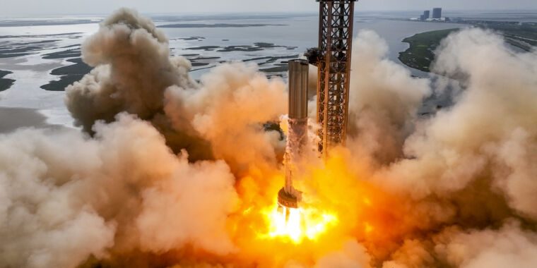 SpaceX 11は巨大な軌道試験ロケットを準備しながらエンジンを発射しました