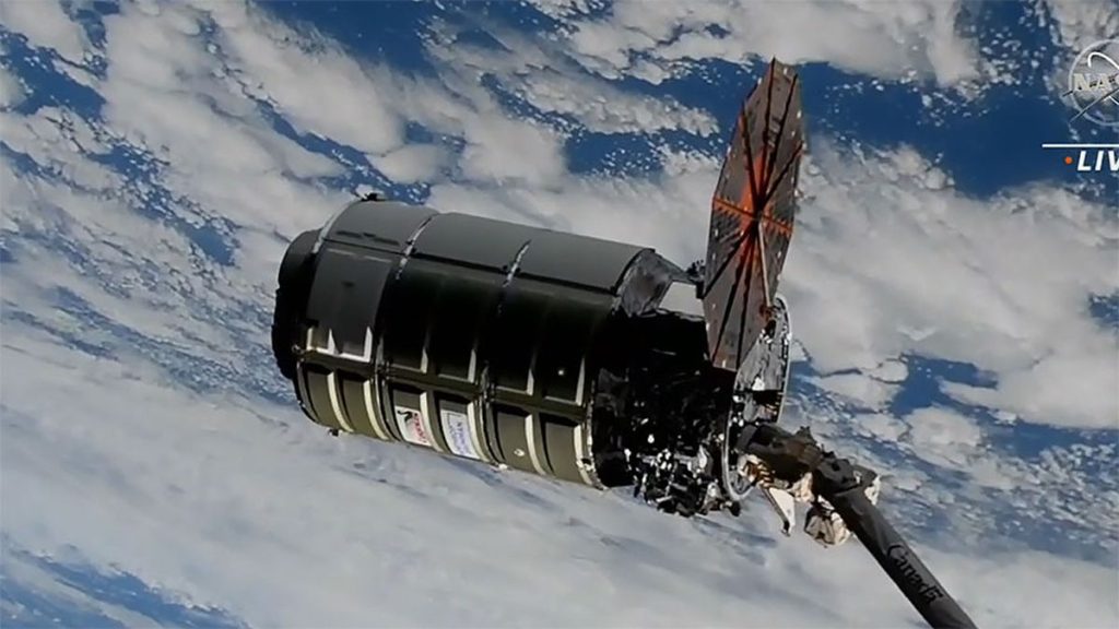 Cygnus 貨物船が宇宙ステーションに到着し、太陽電池パネルが 1 つしか機能していない