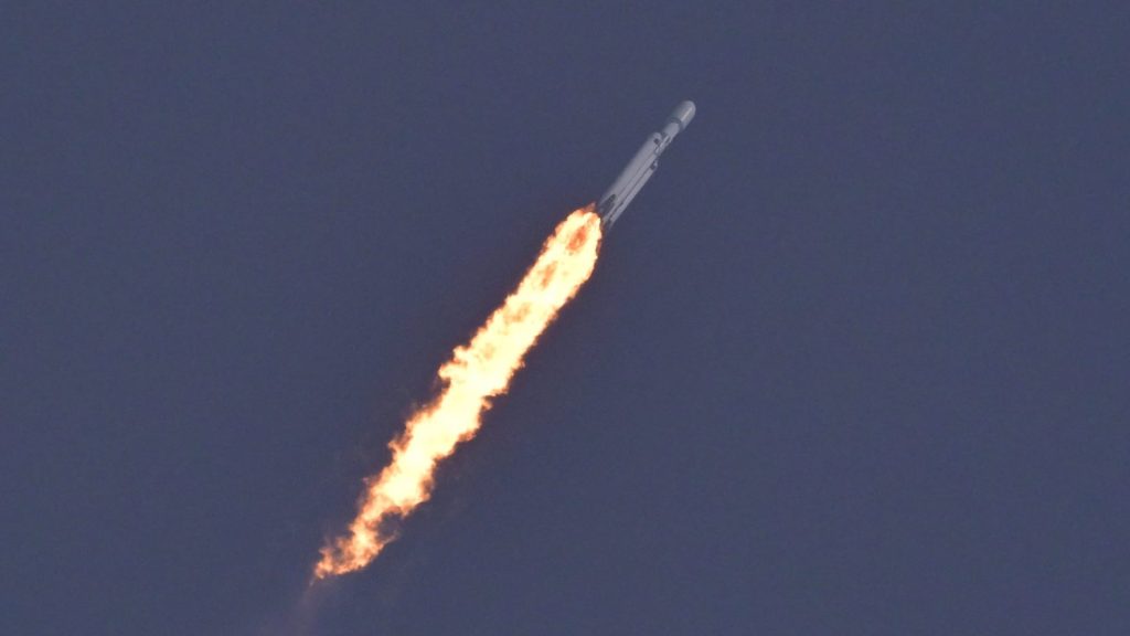 SpaceX が宇宙軍のミッションで Falcon Heavy を打ち上げ
