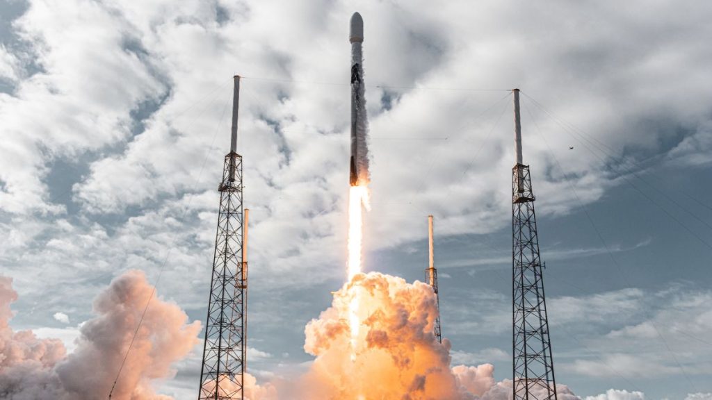 SpaceXが火曜日に新しい通信衛星を打ち上げるのを見る（11月22日）