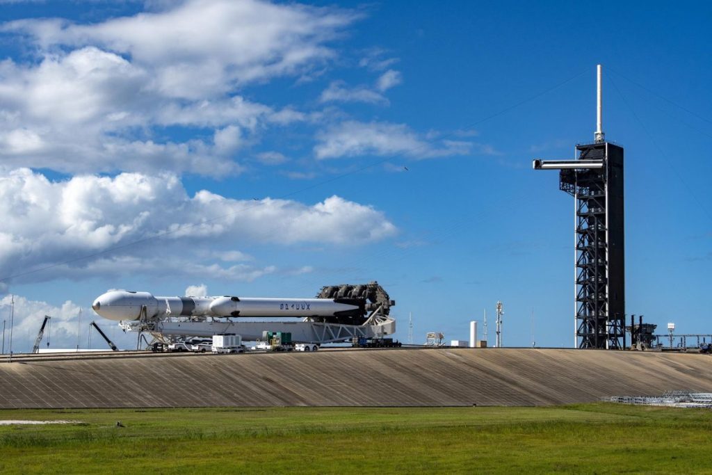 SpaceXは火曜日の打ち上げに先立ってFalcon Heavyロケットを打ち上げます（写真）