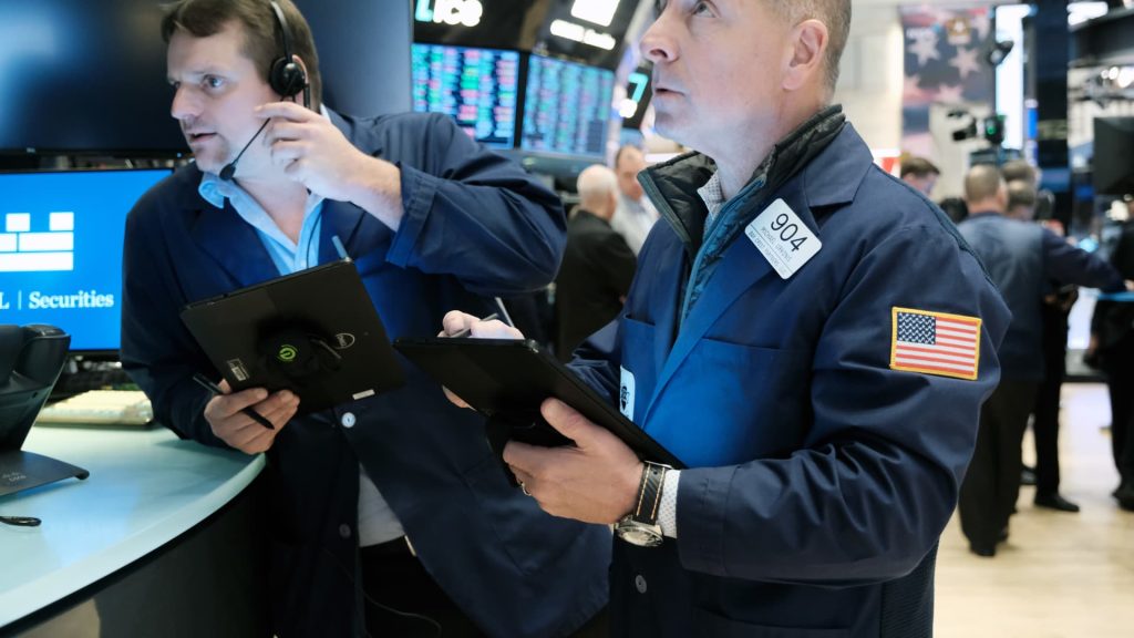 ウォール街が 3 回のセッションで初めて下落した後、株式先物は上昇しました