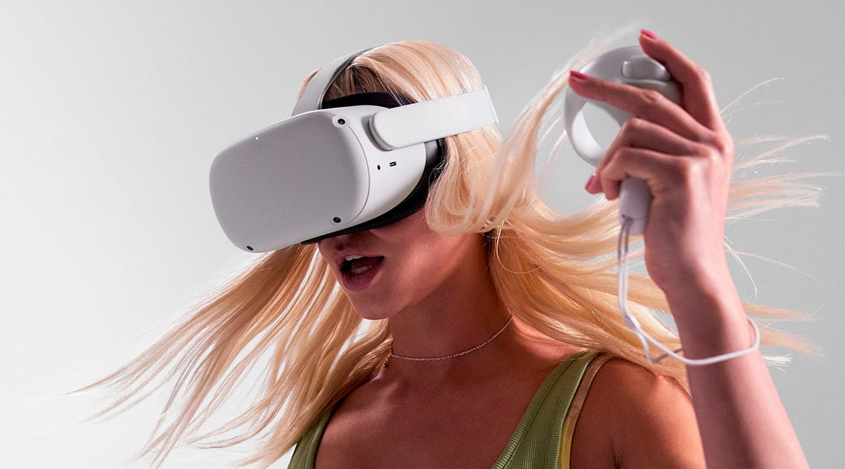 Meta Quest 2 VR ヘッドセットを装着した金髪の若い女性のクローズアップ