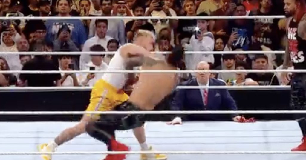 ビデオ: ジェイク ポールが WWE クラウン ジュエルで兄弟のローガン ポールと 2 つの「ノックアウト」を記録
