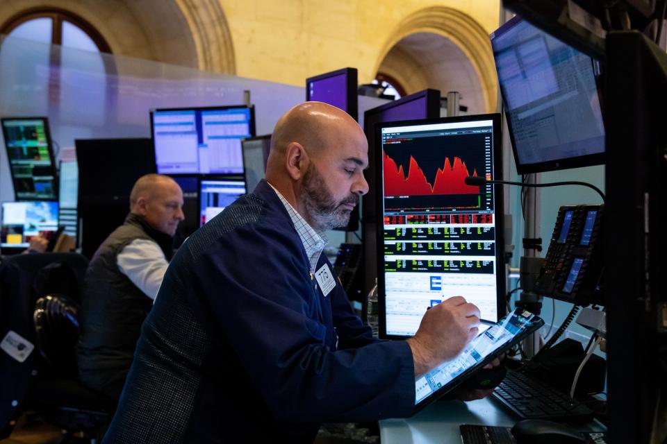 トレーダーは、2022 年 6 月 16 日、米国ニューヨークの NYSE 証券取引所のフロアで働いています。景気後退の懸念が高まる中、ウォール街で大量の売りが続き、米国株は木曜日に急落しました。  （ゲッティイメージズ経由のマイケルネーグル/新華社による写真）