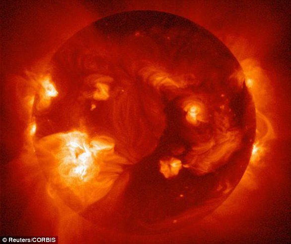この画像は、X 線形式で太陽のコロナ ホールを示しています。 太陽の外側の大気であるコロナは強力な磁場で構成されており、これが閉じられると、コロナ質量放出と呼ばれるガスの泡と磁場が突然激しく放出される可能性があります。