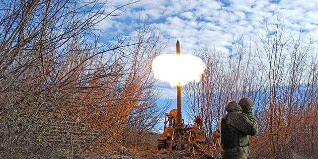 2022 年 12 月 1 日、ウクライナのドネツクにあるバフムート国境前線で榴弾砲を発射するドネツク人民共和国 (DPR) の武装メンバー。 