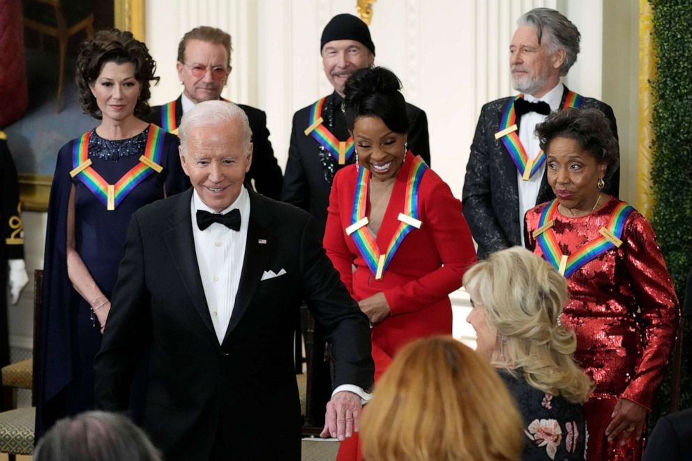 写真: ジョー・バイデン大統領は、2022 年 12 月 4 日、ワシントンでホワイトハウスでのレセプションを祝うためにケネディ センターを離れるときに、ジル・バイデン夫人に腕を伸ばします。