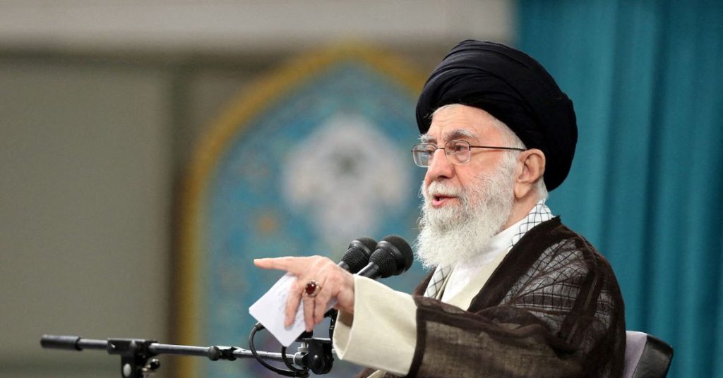 イランの指導者の妹は彼の支配を非難し、警備員に彼を武装解除するよう促します