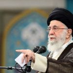 イランの指導者の妹は彼の支配を非難し、警備員に彼を武装解除するよう促します