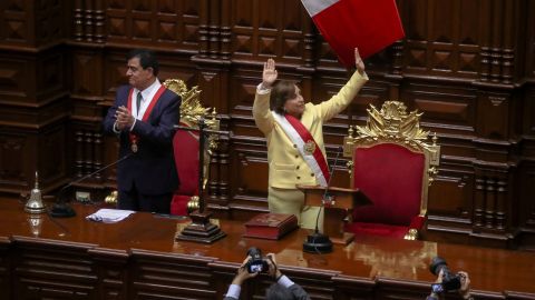 2022 年 12 月 7 日、ペルーのディナ・ボールワートがリマで大統領に就任。