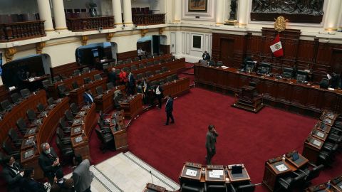 2022 年 12 月 7 日水曜日、ペルーのリマで予定されているペドロ カスティーヨ大統領に対する弾劾投票の日に議会内に立つ議員たち。