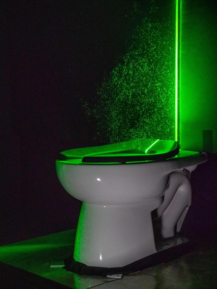 強力なグリーン レーザーは、トイレからのエアロゾル プルームを視覚化するのに役立ちます 