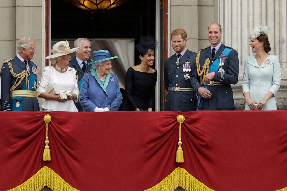 写真: ファイルから - 英国のエリザベス 2 世女王、中央左、左から、チャールズ皇太子、コーンウォール公爵夫人カミラ、アンドリュー王子、サセックス公爵夫人メーガン、ハリー王子、ウィリアム王子、ケンブリッジ公爵夫人ケイト、ロンドン、7 月。  2018 年 10 月 10 日。