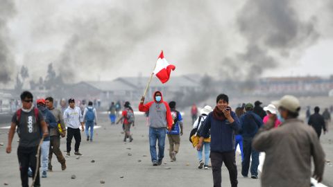 月曜日にアレキパのアルフレド・ロドリゲス・バロン国際空港で抗議する人々。