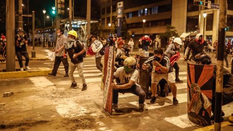 月曜日、ペルーの首都リマでデモ参加者が警察と衝突した。