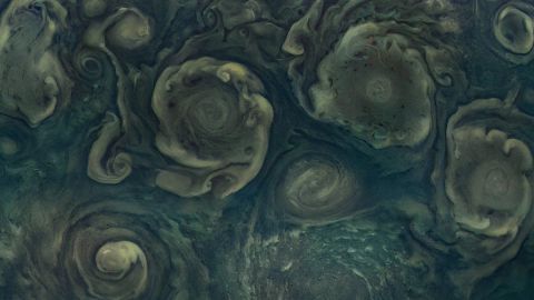 ジュノーが捉えた木星の最北端のハリケーンは、画像の下端に沿って右側に見えます。