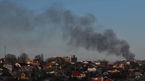 12 月 14 日、ヘルソン市で煙が上がる。 最近の都市のロシアの爆撃はそれを残しました 