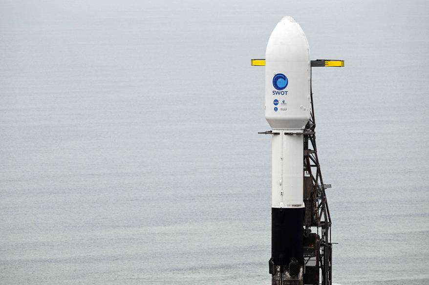 2022 年 12 月 15 日、カリフォルニア州ロンポックのヴァンデンバーグ宇宙軍基地で、NASA とフランスの宇宙機関 CNES の地表水と海洋 (SWOT) 衛星を搭載した発射台に立つ SpaceX Falcon 9 ロケット。