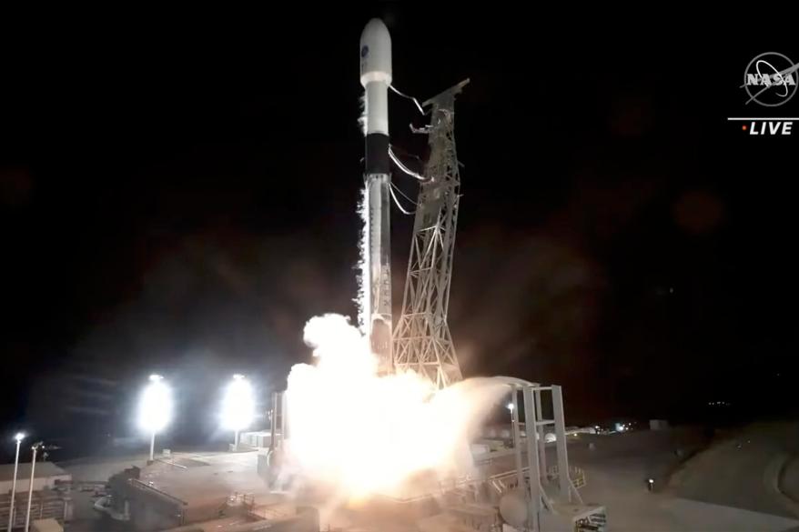 2022 年 12 月 16 日金曜日、カリフォルニア州のヴァンデンバーグ宇宙軍基地から衛星の地表水と海洋地形を運ぶ SpaceX ロケットが離陸します。