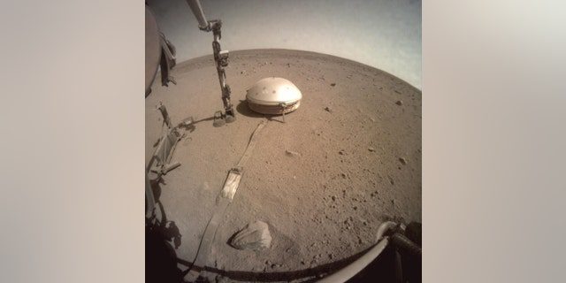 NASA のインサイト ランダーに搭載されたドーム型地震計が火星最大の地震を測定しました。