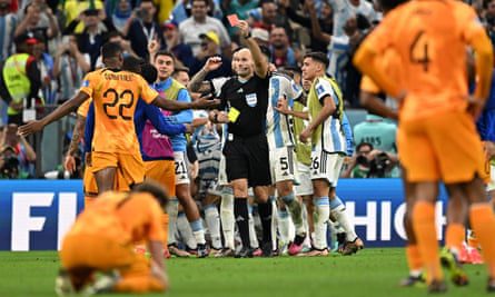 アントニオ・マテウ・ラホスは、アルゼンチンがPK戦で試合に勝った後、オランダのディフェンダー、デンゼル・ダンフリースにレッドカードを見せた。