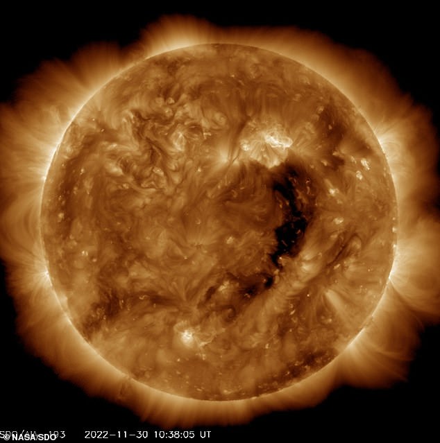 コロナ ホールは、太陽の紫外線画像に黒い点として現れます。 写真は今日の太陽で、赤道近くに太陽の穴があります