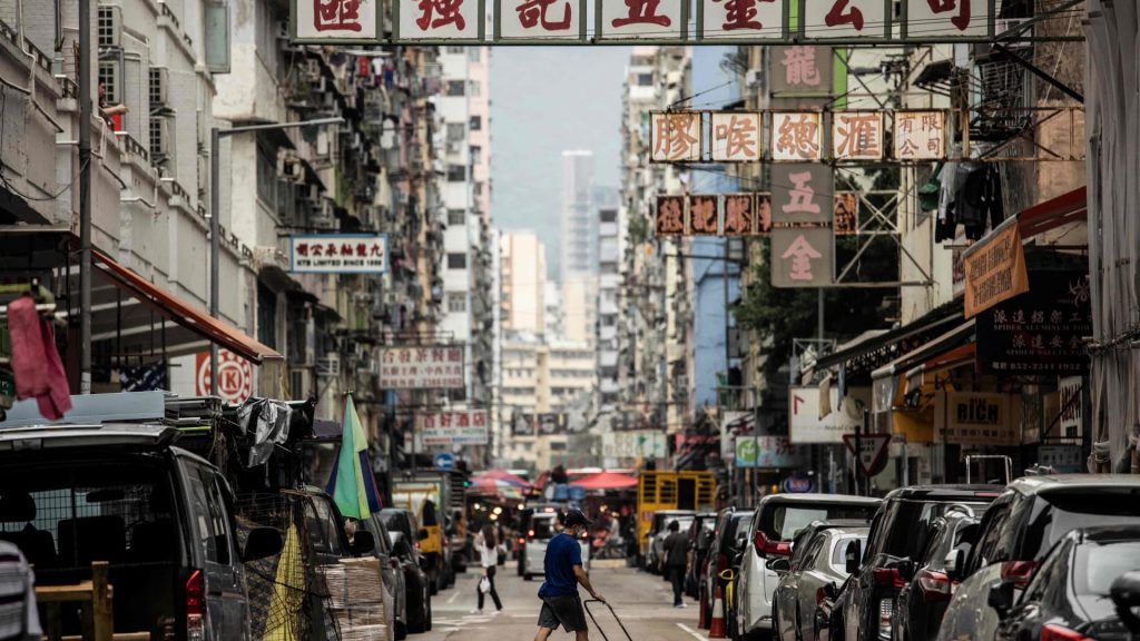 香港の株式は、市がCovid法を緩和することを検討しているとの報告を受けて、約3％上昇しました